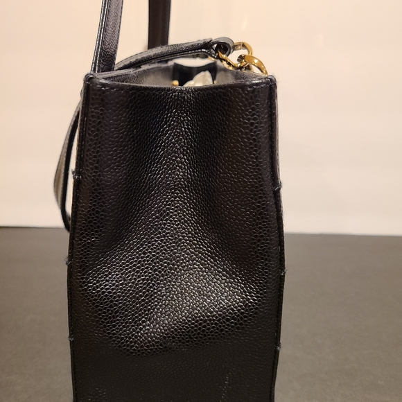 CHANEL Shoulder Bag - Picture 4 of 11